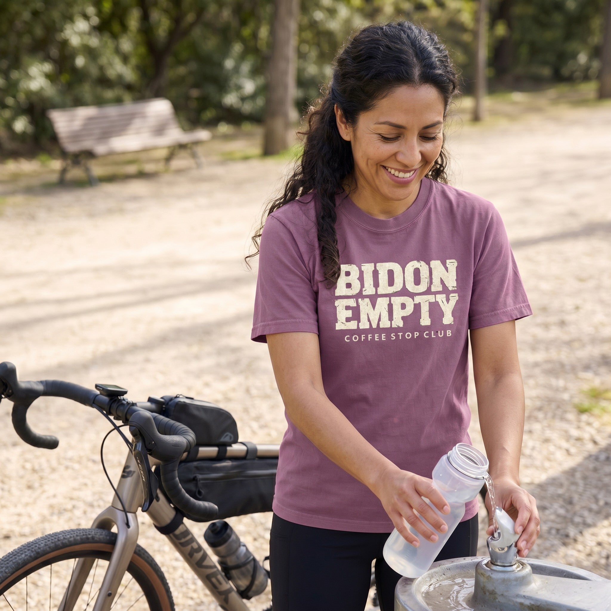 Bidon Empty Tour T‑Shirt — Berry lifestyle