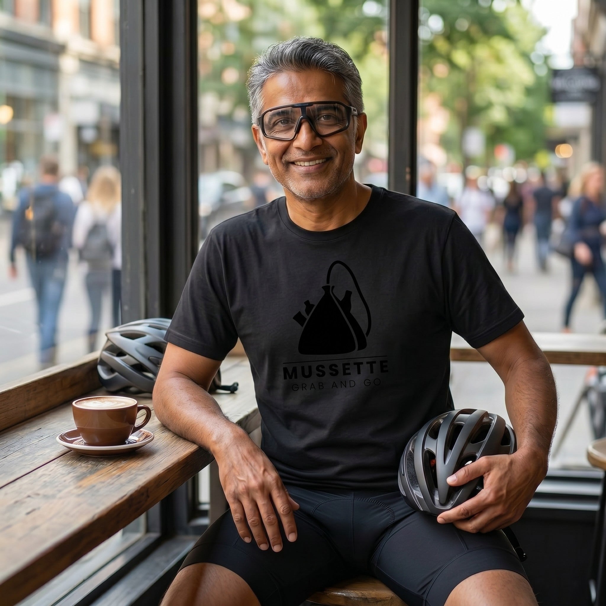 Mussette Grab & Go T‑Shirt — Black lifestyle