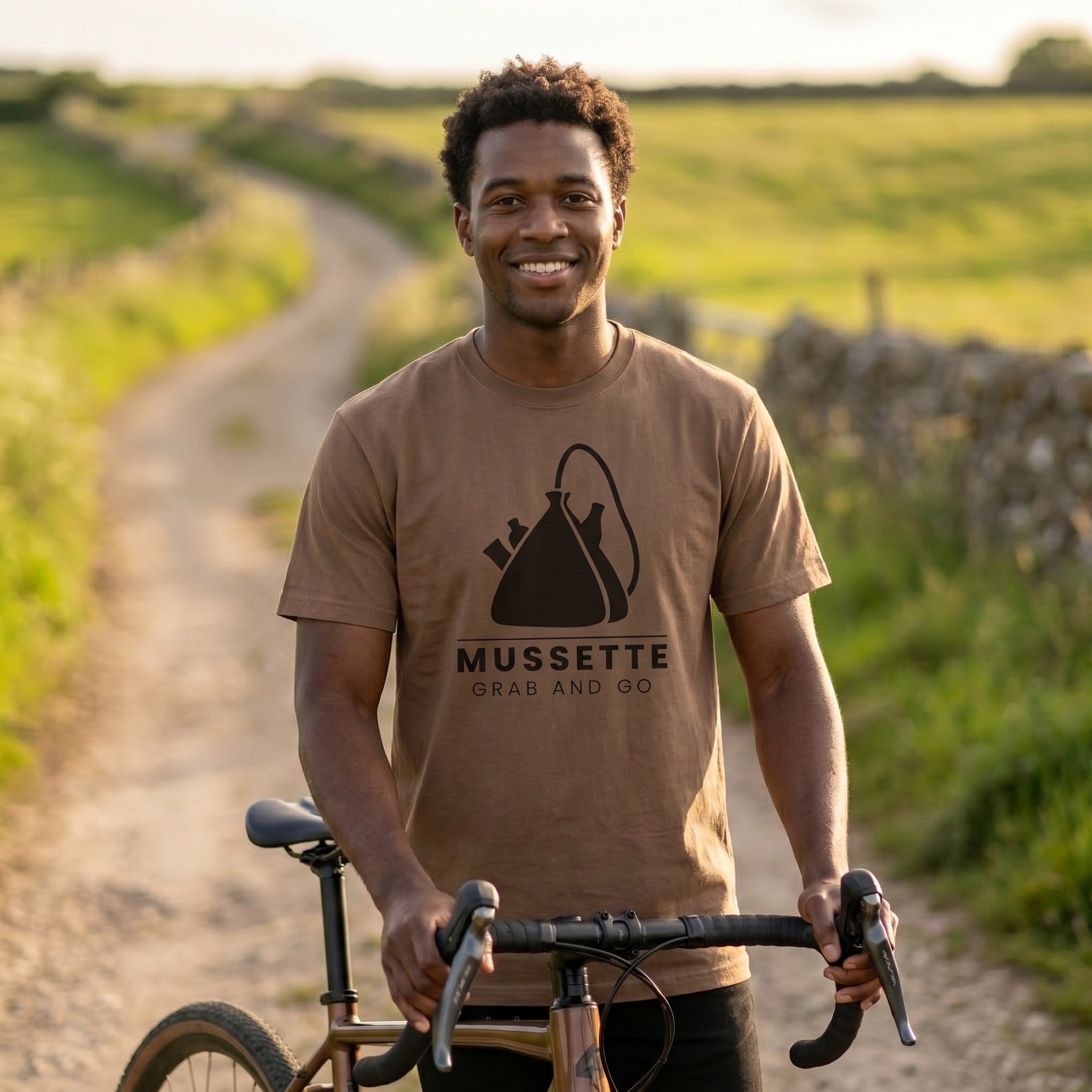 Mussette Grab & Go T‑Shirt — Espresso lifestyle